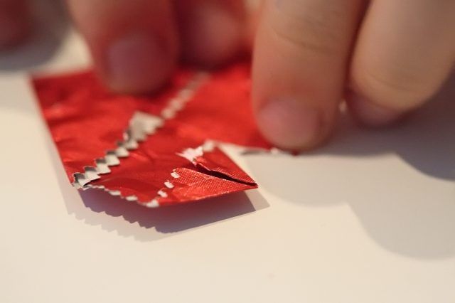 <strong></noscript>How to Make a Heart Out of a Gum Wrapper</strong>