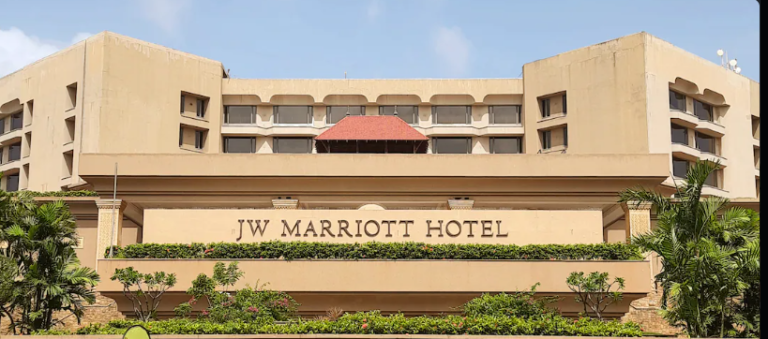 What are the very basic things to be taken into consideration at the time of choosing the hotels?