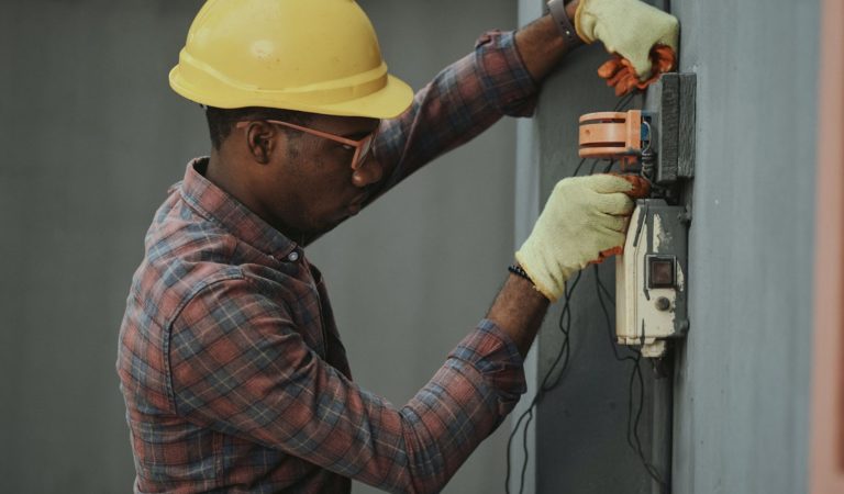 8 Advantages of Hiring Electrical Service Providers for Homes