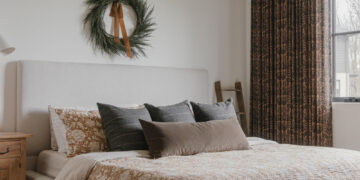 Linen printed custom curtains with blue floral create a retro style
