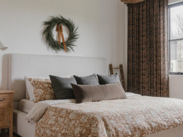 Linen printed custom curtains with blue floral create a retro style