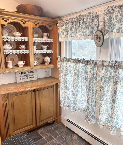 Linen printed custom curtains with blue floral create a retro style